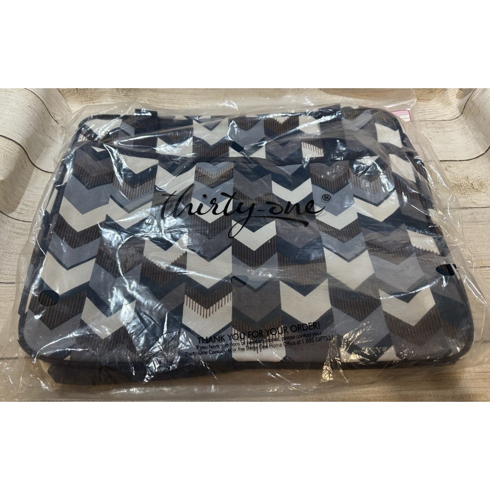 Thirty One Away For The Weekender Shades of Chevron Travel Bag New in Pkg GTub6